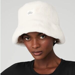 NWT ALO Yoga bucket hat  Soft Cream Hat